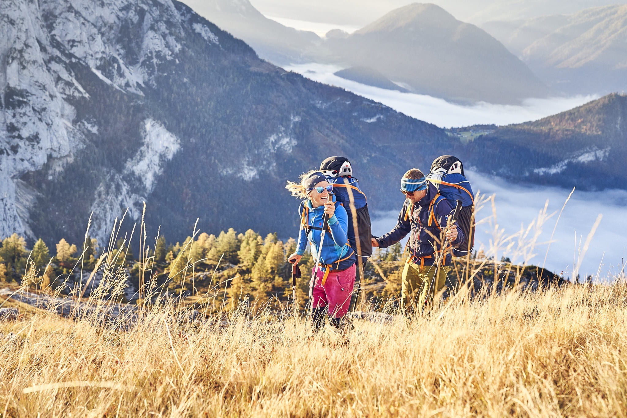Sport- und Peoplefotografie für Woody Valley, Trento Gleitschirmflieger auf dem Weg zum Startplatz.