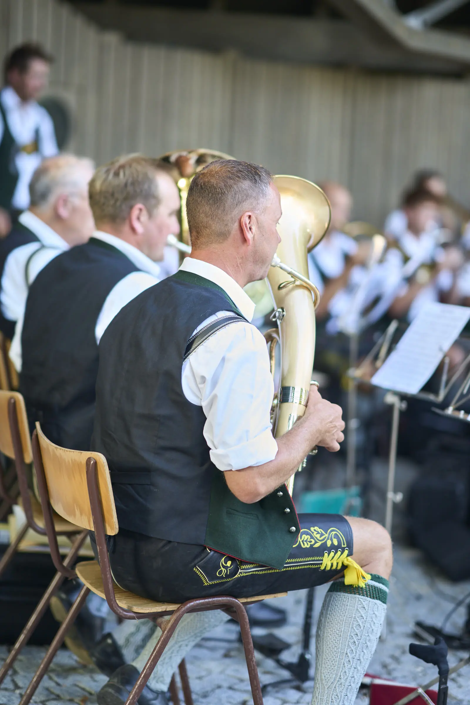 Mann in Tracht spielt Tuba in einer Blaskapelle.