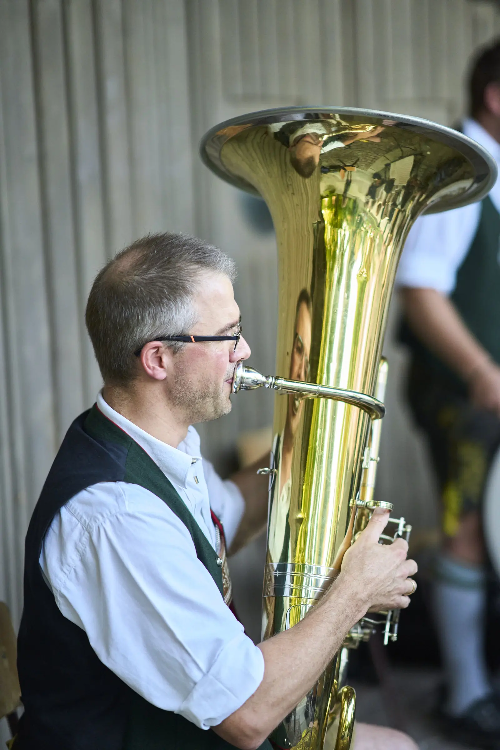 Mann spielt Tuba in bayerischer Tracht.